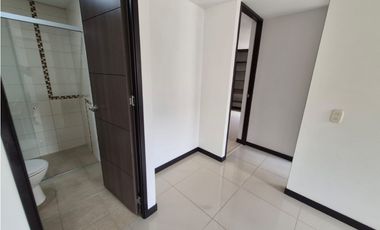 Vendo apartamento en Sabaneta, piso alto, unidad completa.