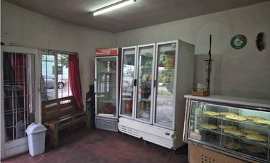 VENTA DE CASA ESQUINA CON SALÓN COMERCIAL - CALLE SARMIENTO, RIVADAVIA