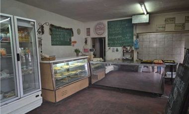 VENTA DE CASA ESQUINA CON SALÓN COMERCIAL - CALLE SARMIENTO, RIVADAVIA