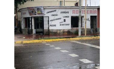 VENTA DE CASA ESQUINA CON SALÓN COMERCIAL - CALLE SARMIENTO, RIVADAVIA