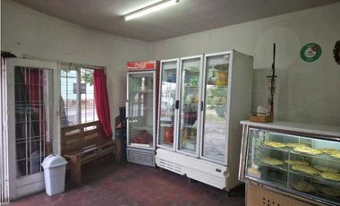 VENTA DE CASA ESQUINA CON SALÓN COMERCIAL - CALLE SARMIENTO, RIVADAVIA