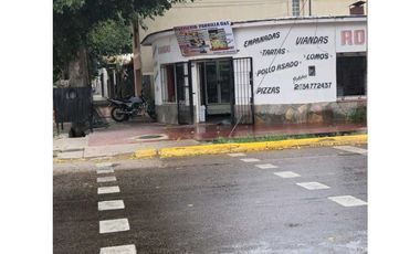 VENTA DE CASA ESQUINA CON SALÓN COMERCIAL - CALLE SARMIENTO, RIVADAVIA