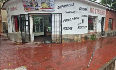VENTA DE CASA ESQUINA CON SALÓN COMERCIAL - CALLE SARMIENTO, RIVADAVIA