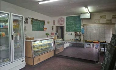 VENTA DE CASA ESQUINA CON SALÓN COMERCIAL - CALLE SARMIENTO, RIVADAVIA