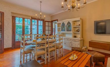 Casa de estilo, inmejorable estado, totalmente reciclada.