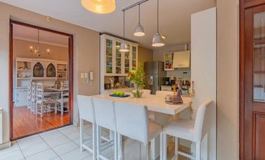 Casa de estilo, inmejorable estado, totalmente reciclada.