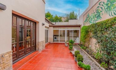 Casa de estilo, inmejorable estado, totalmente reciclada.