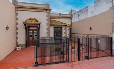 Casa de estilo, inmejorable estado, totalmente reciclada.