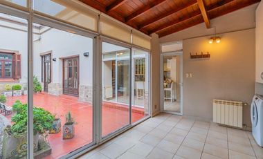 Casa de estilo, inmejorable estado, totalmente reciclada.