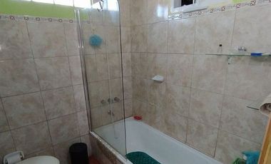 PROPIEDAD EN VENTA 2 EN 1  ( UN TERRENO - DOS CASAS)  IMPERDIBLE. AMPLIAPROPIEDAD APTA CRÉDITO HIPOTECARIO.-