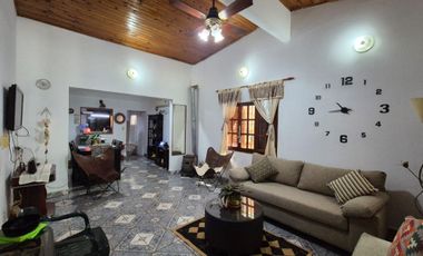 PROPIEDAD EN VENTA 2 EN 1  ( UN TERRENO - DOS CASAS)  IMPERDIBLE. AMPLIAPROPIEDAD APTA CRÉDITO HIPOTECARIO.-