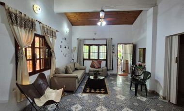 PROPIEDAD EN VENTA 2 EN 1  ( UN TERRENO - DOS CASAS)  IMPERDIBLE. AMPLIAPROPIEDAD APTA CRÉDITO HIPOTECARIO.-