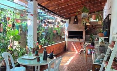 PROPIEDAD EN VENTA 2 EN 1  ( UN TERRENO - DOS CASAS)  IMPERDIBLE. AMPLIAPROPIEDAD APTA CRÉDITO HIPOTECARIO.-