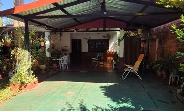 PROPIEDAD EN VENTA 2 EN 1  ( UN TERRENO - DOS CASAS)  IMPERDIBLE. AMPLIAPROPIEDAD APTA CRÉDITO HIPOTECARIO.-