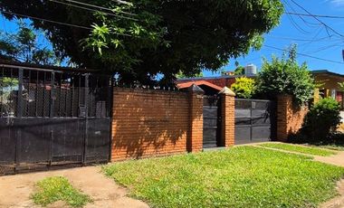 PROPIEDAD EN VENTA 2 EN 1  ( UN TERRENO - DOS CASAS)  IMPERDIBLE. AMPLIAPROPIEDAD APTA CRÉDITO HIPOTECARIO.-