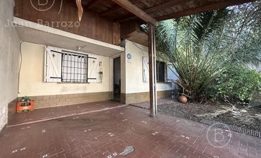 Casa de 2 dormitorios y fondo libre en venta en Escalada. Alquilada hasta Julio de 2025