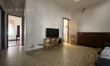 Casa de 2 dormitorios y fondo libre en venta en Escalada. Alquilada hasta Julio de 2025