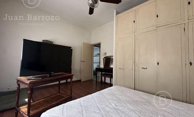 Casa de 2 dormitorios y fondo libre en venta en Escalada. Alquilada hasta Julio de 2025
