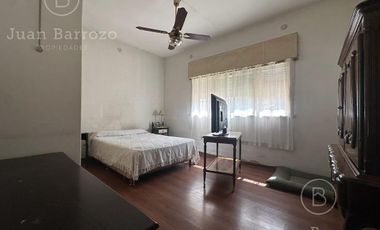 Casa de 2 dormitorios y fondo libre en venta en Escalada. Alquilada hasta Julio de 2025