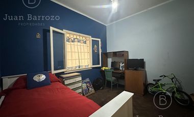 Casa de 2 dormitorios y fondo libre en venta en Escalada. Alquilada hasta Julio de 2025