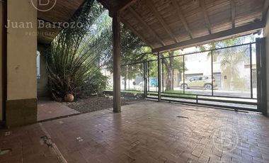 Casa de 2 dormitorios y fondo libre en venta en Escalada. Alquilada hasta Julio de 2025
