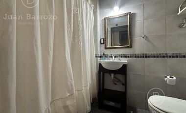 Casa de 2 dormitorios y fondo libre en venta en Escalada. Alquilada hasta Julio de 2025