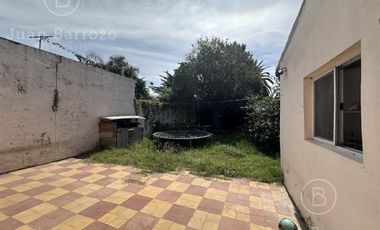 Casa de 2 dormitorios y fondo libre en venta en Escalada. Alquilada hasta Julio de 2025