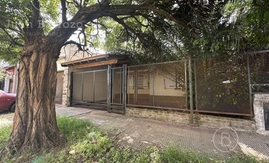 Casa de 2 dormitorios y fondo libre en venta en Escalada. Alquilada hasta Julio de 2025