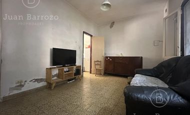 Casa de 2 dormitorios y fondo libre en venta en Escalada. Alquilada hasta Julio de 2025
