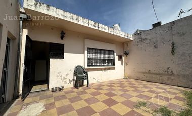 Casa de 2 dormitorios y fondo libre en venta en Escalada. Alquilada hasta Julio de 2025