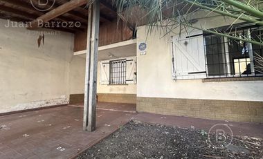Casa de 2 dormitorios y fondo libre en venta en Escalada. Alquilada hasta Julio de 2025