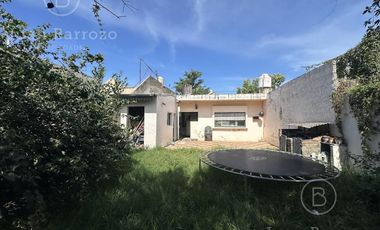 Casa de 2 dormitorios y fondo libre en venta en Escalada. Alquilada hasta Julio de 2025