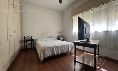 Casa de 2 dormitorios y fondo libre en venta en Escalada. Alquilada hasta Julio de 2025
