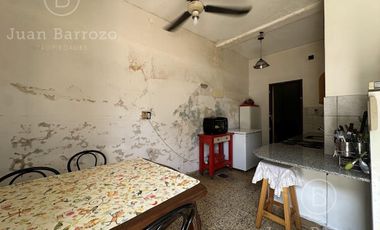 Casa de 2 dormitorios y fondo libre en venta en Escalada. Alquilada hasta Julio de 2025