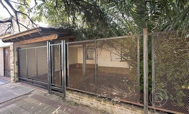 Casa de 2 dormitorios y fondo libre en venta en Escalada. Alquilada hasta Julio de 2025