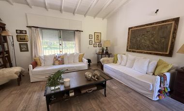 Encantadora casa quinta a la venta en el prestigioso barrio La Araucaria| Lobos