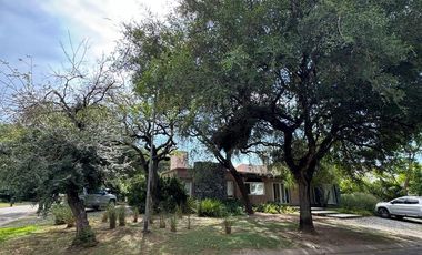 Casa en Venta de 4 Dormitorios, Country El Bosque con Pileta y Cava de Vino