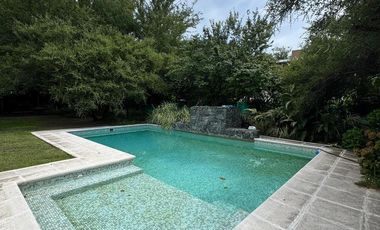 Casa en Venta de 4 Dormitorios, Country El Bosque con Pileta y Cava de Vino
