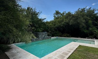 Casa en Venta de 4 Dormitorios, Country El Bosque con Pileta y Cava de Vino