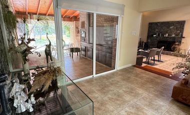 Casa en Venta de 4 Dormitorios, Country El Bosque con Pileta y Cava de Vino
