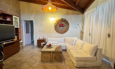 Casa en Venta de 4 Dormitorios, Country El Bosque con Pileta y Cava de Vino