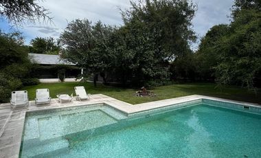 Casa en Venta de 4 Dormitorios, Country El Bosque con Pileta y Cava de Vino