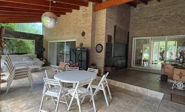 Casa en Venta de 4 Dormitorios, Country El Bosque con Pileta y Cava de Vino