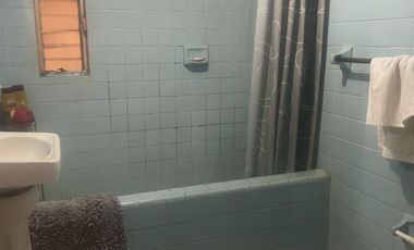 Casa con gran potencial, muy cerca del Metro el Rosario