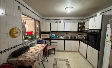 VENTA DE AMPLIA CASA MULTIFAMILIAR LAURELES CERCA EXITO LAURELES