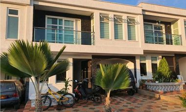 Se vende hermosa casa amplia en conjunto cerrado