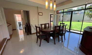 En venta casa dentro de urbanización. Sector Cumbayá