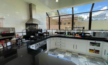 En venta casa dentro de urbanización. Sector Cumbayá