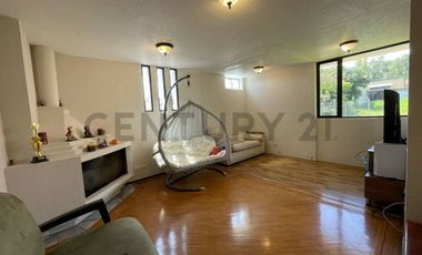 En venta casa dentro de urbanización. Sector Cumbayá