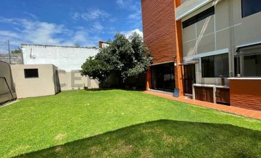 En venta casa dentro de urbanización. Sector Cumbayá